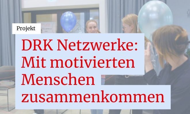 Ein Schriftzug "DRK Netzwerke: Mit motivierten Menschen zusammenkommen" und dahinter drei Frauen stehen nebeneinander, sprechen und halten Luftballons.
