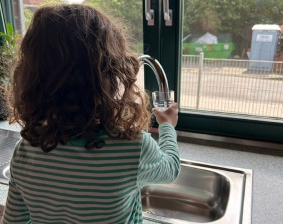 Tecklenburger Land Kind mit Wasserglas