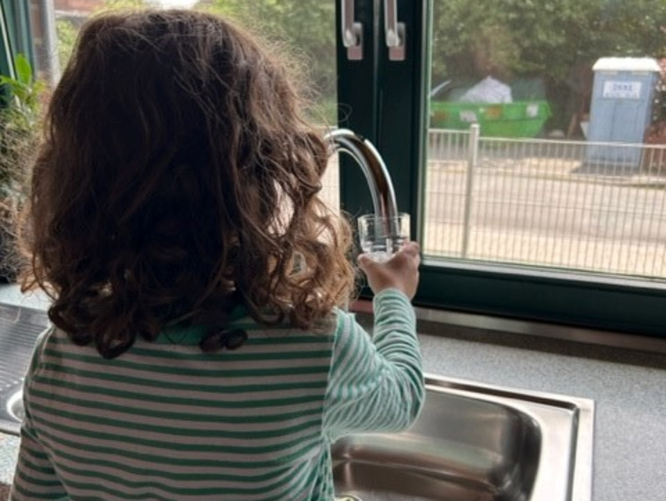 Kind mit Wasserglas