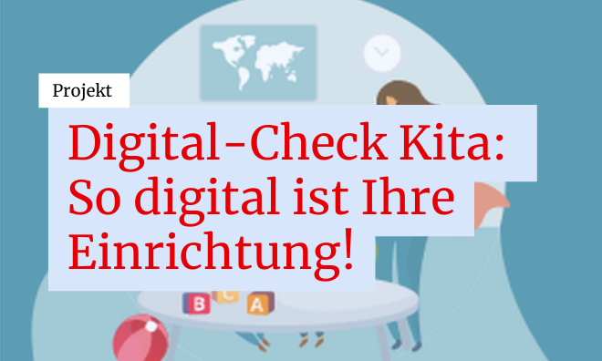 Zeichnung einer Kita mit Erzieherin, Kindern und Spielzeug. Darüber der Schriftzug "Projekt. Digital-Check Kita: So digital ist Ihre Einrichtung!