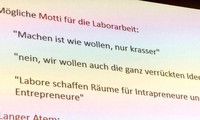Text auf Papier mit drei Zitaten zu Laborarbeit: 'Machen ist wie wollen, nur krasser', 'nein, wir wollen auch die ganz verrückten Ideen', 'Labore schaffen Räume für Intrapreneure und mehr Entrepreneure'.