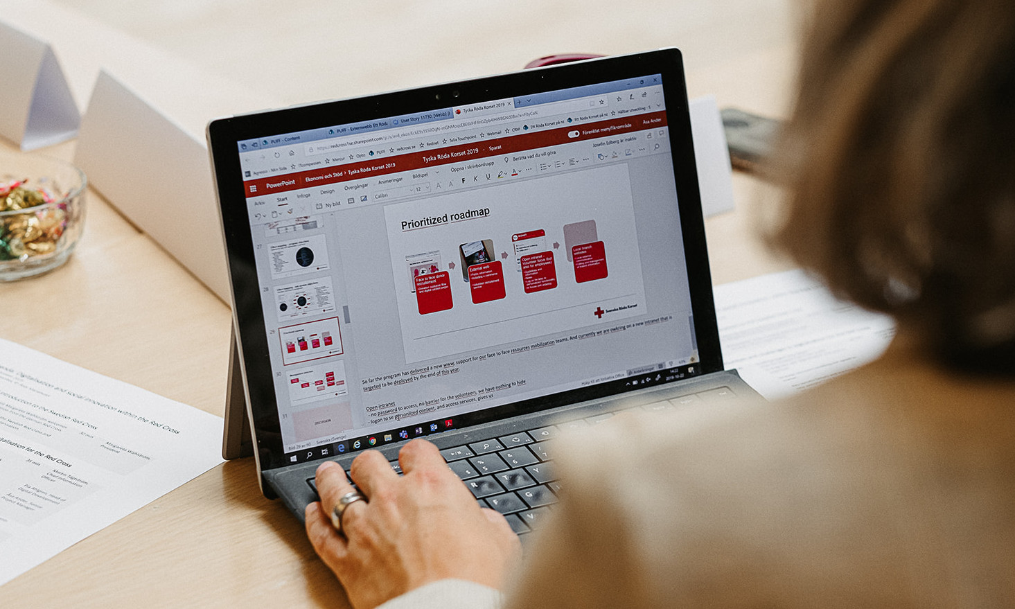Die Ausrichtung der Komptenzzentren Digitalisierung 2020 Das Foto zeigt ein Tablet mit Tastatus auf dem eine PowerPoint Präsentation aufgerufen wird.
