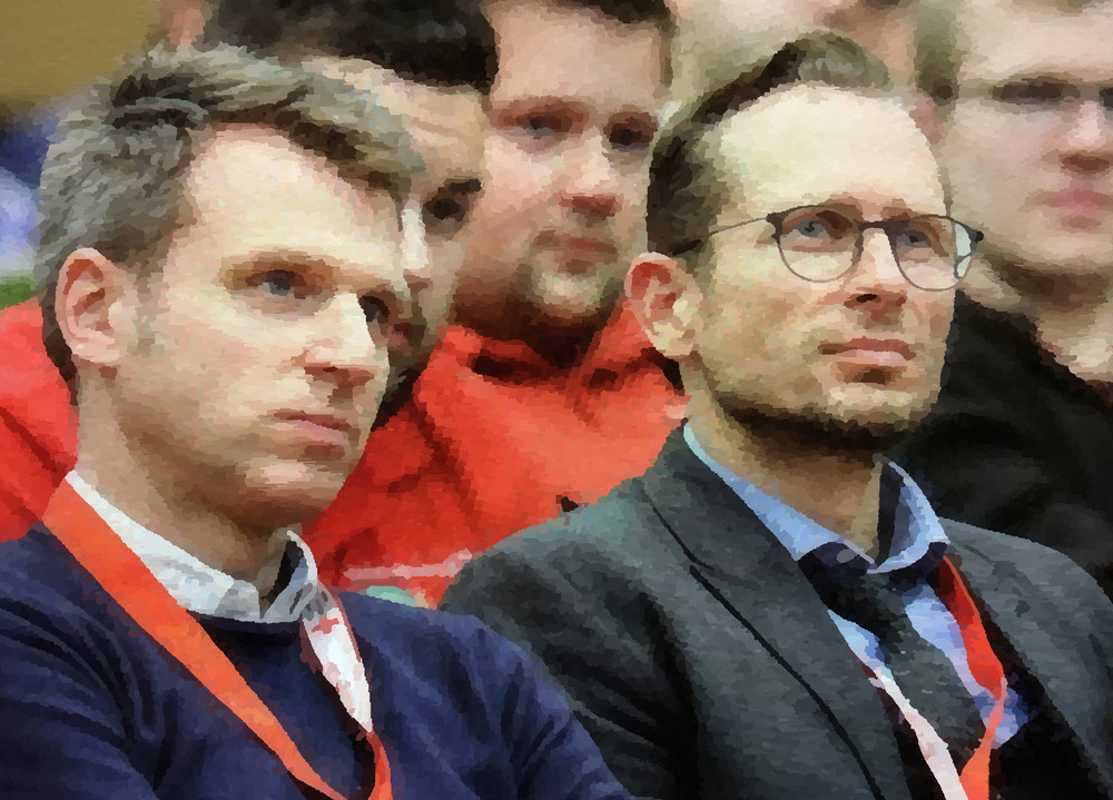 Joss Steincke und Marc Groß sitzen im Publikum.