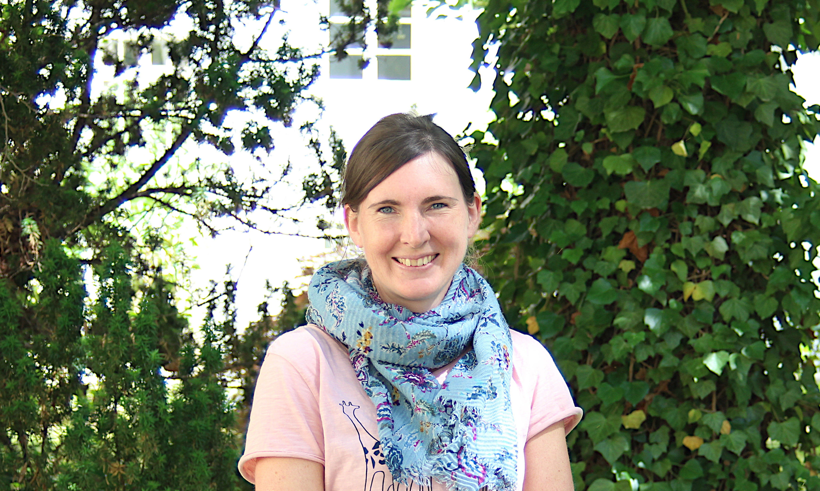 Beate Rottkemper vor grüner Natur.
