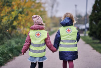 Zwei Kitakinder mit gelben DRK Warnwesten