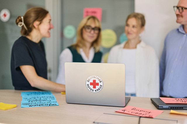 Vier Personen lernen mit einem Laptop