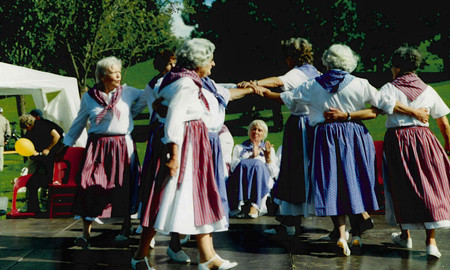 Damen tanzen im Kreis