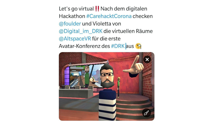 Oben der Tweet "Let's go virtual!! Nach dem digitalen Hackathon #CarehacktCorona checken @foulder und Violetta von @digital_im_DRK die virtuellen Räume von @AltspaceVR für die erste Avatar-Konferenz des #DRK aus." Daraunter ein Avatar (Person im VR-Raum) vor einer Bühne auf der eine Präsentation läuft.