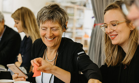 Anke Marzi und Frau Becker beim Prototypen bauen