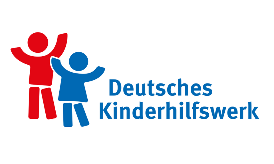 Links zwei Personen als Pikrogramm in rot und blau. Rechts davon steht "Deutsches Kinderhilfswerk".