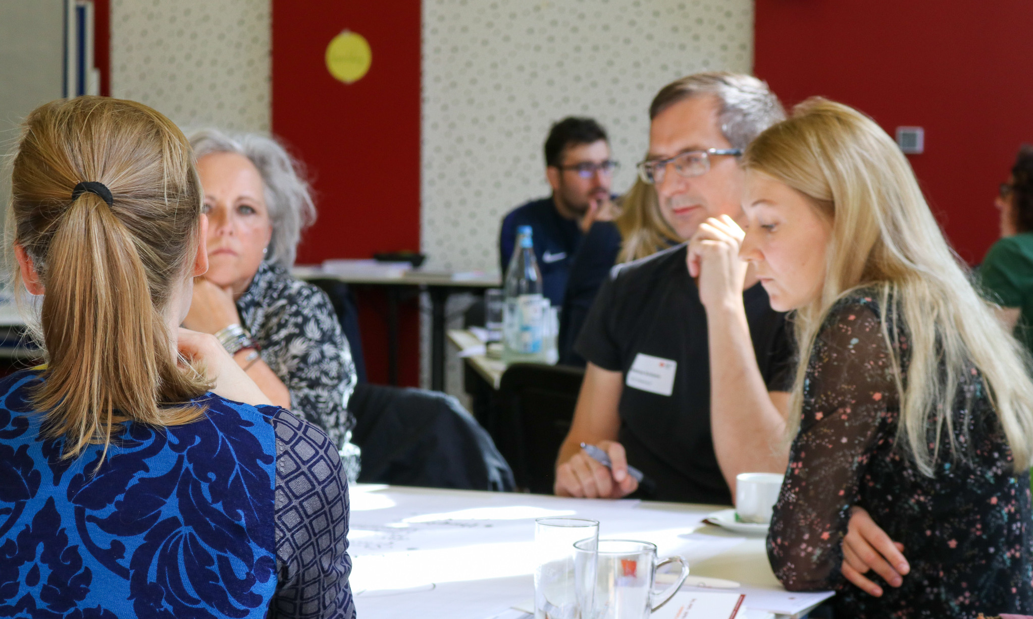 Fachtag: Partizipation von Geflüchteten Teilnehmende eines Fachtages zum Thema Partizipation von Geflüchteten diskutieren am Tisch