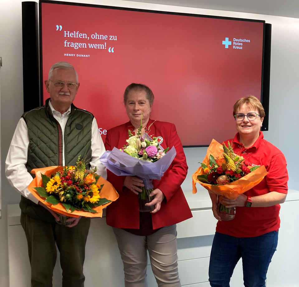 Ein Foto der Bundesleitung mit Blumen in den Armen