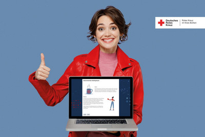 Eine Frau hält einen Laptop hoch, auf dem das E-Learning-Tool zu sehen ist. Dabei lächelt sie breit und hält den Daumen nach oben gereckt.