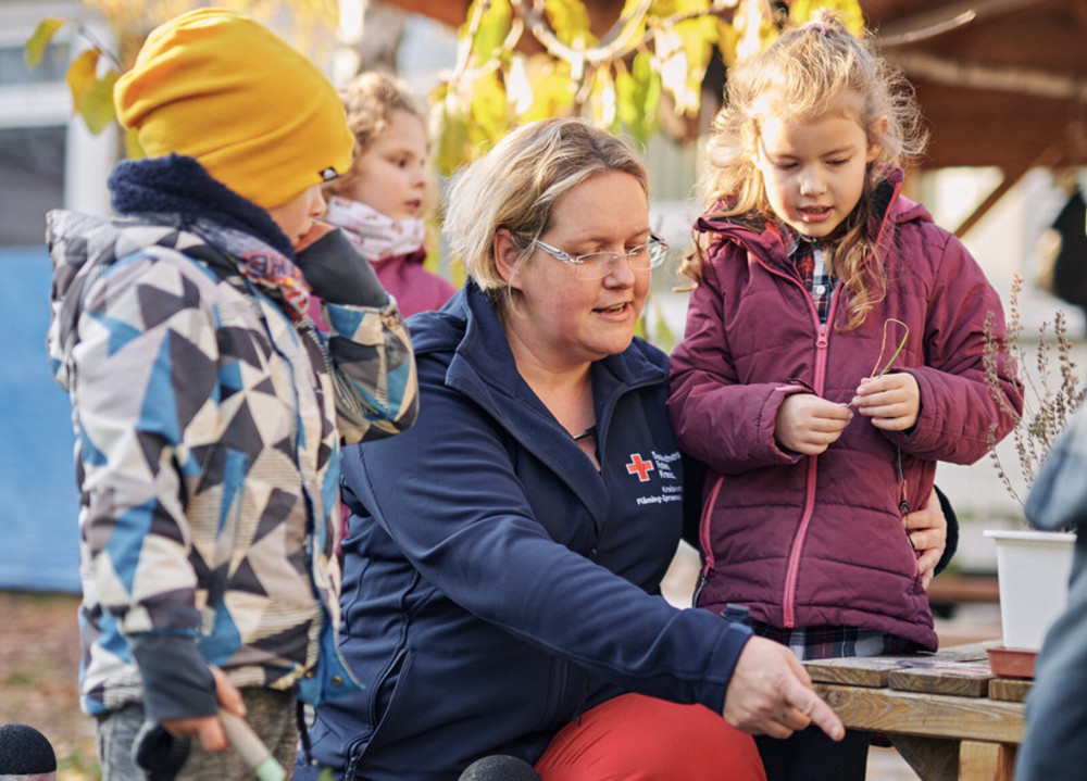 Erzieherin mit Kinder in der Natur