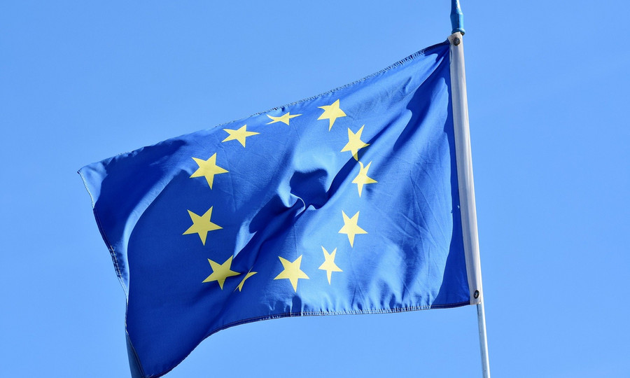 Europaflagge vor blauem Himmel.