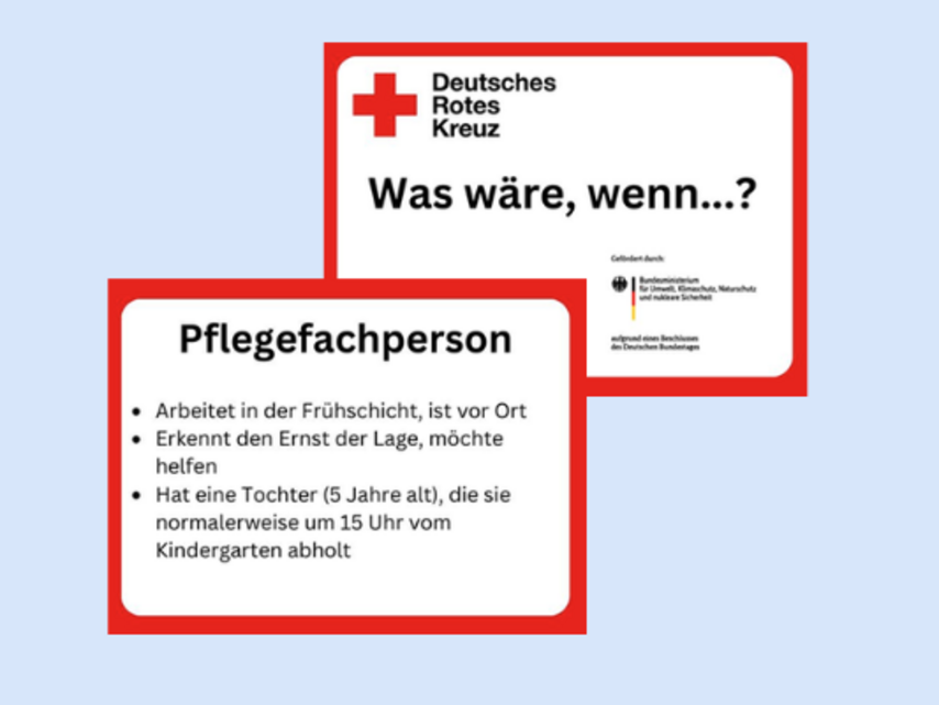 Planspiel "Was wäre wenn" Zwei Informationskarten mit rotem Rahmen auf hellblauem Hintergrund, eine mit dem Logo des Deutschen Roten Kreuzes und der Überschrift 'Was wäre, wenn...?', die andere mit der Überschrift 'Pflegefachperson' und drei Stichpunkten zu deren Arbeit und familiärer Situation.