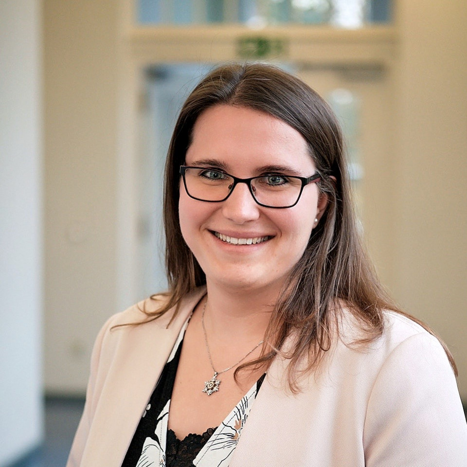 Ramona Fox, Mitarbeiterin des DRK im Fachbereich Finanzierung