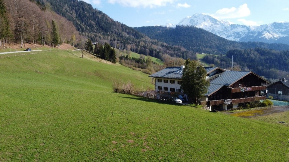 Unterbringung von vulnerablen minderjährigen Geflüchteten Bild von Haus auf Berg