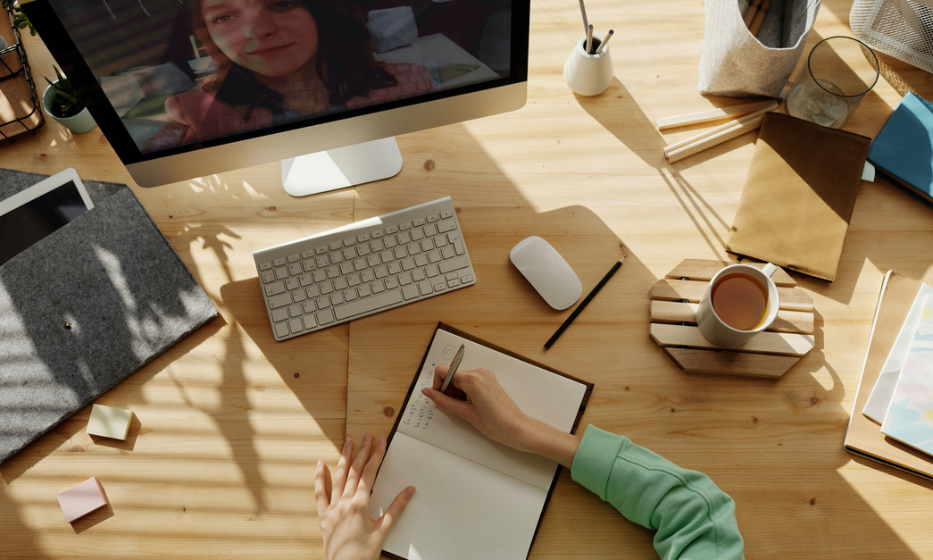 DRK Mentoringprogramm Schreibtisch mit Computer und Notizbuch