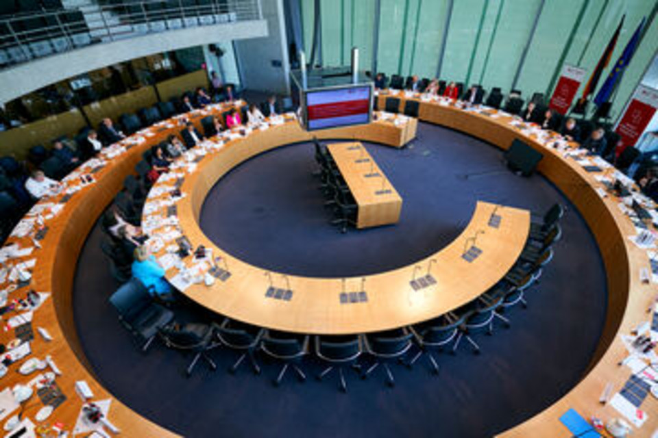 Gründung des DRK-Dialogforum im Marie-Elisabeth-Lüders-Haus des Deutschen Bundestages in Berlin. Blick in den Sitzungssaal von der Galerie