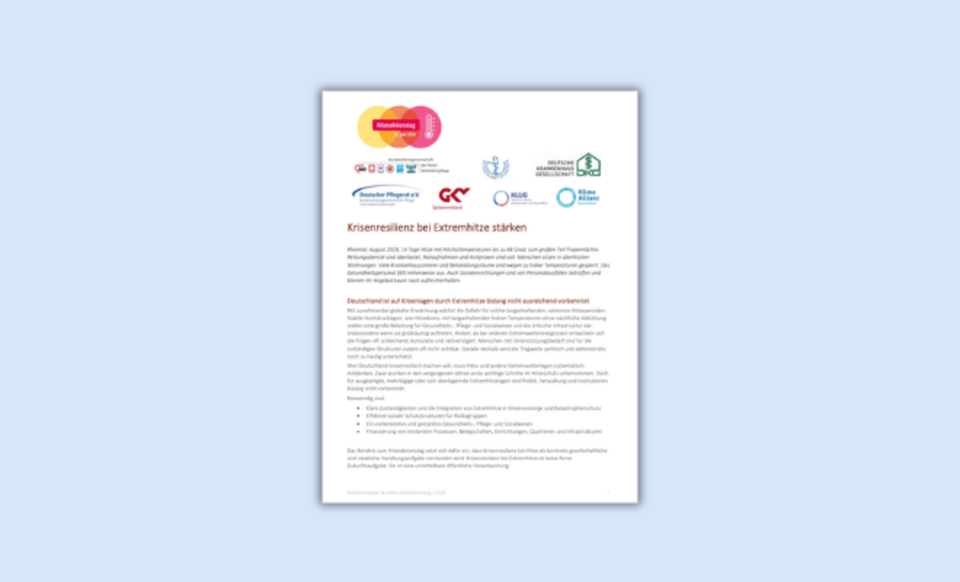 Titelseite der Publikation 'Krisenresilienz bei Extremhitze stärken' mit Logos verschiedener Organisationen sowie Text zu Herausforderungen und Maßnahmen bei Extremhitze in Deutschland