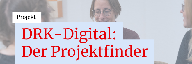 Eine Frau unterhält sich mit zwei weiteren Frauen und gestikuliert dabei vor einem Tablet. Darüber der Schriftzug in rot auf blauem Hintergrund: Projekt. DRK-Digital: Der Projektfinder