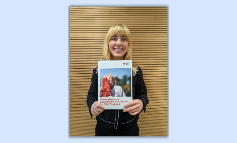 Eine Frau hält die Praxisanreichung in den Händen