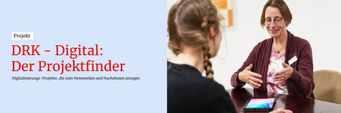 Ein Banner: links ein roter Schriftzug auf blauem Hintergrund "Projekt. DRK-Digital: Der Projektfinder - Digitalisierungs-Projekte, die zum Netzwerken und Nachahmen anregen" und rechts zwei Frauen, die sich an einem Tisch vor einem Tablet unterhalten.