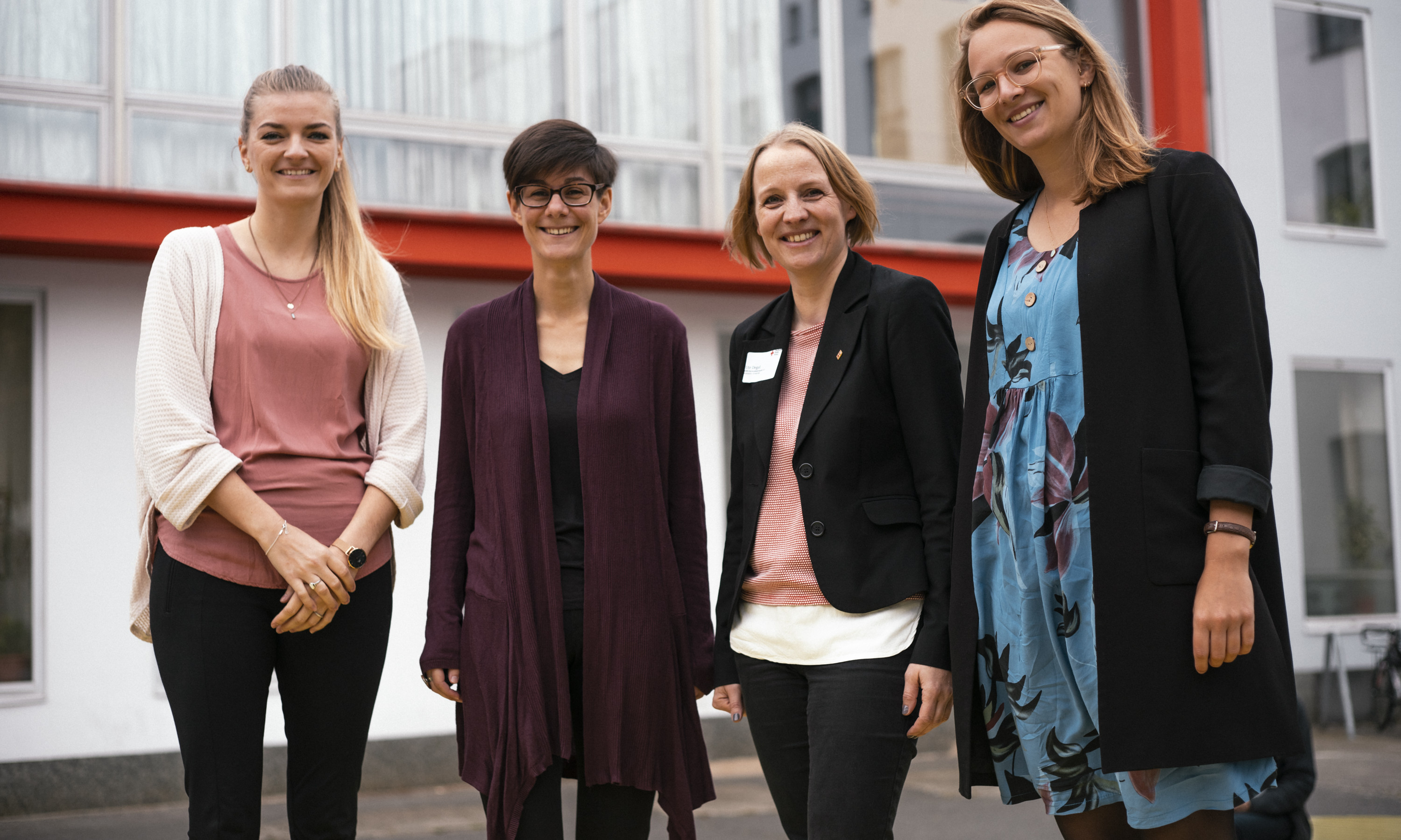 Gruppenfoto vor dem Veranstaltungsort der Organisatorinnen.