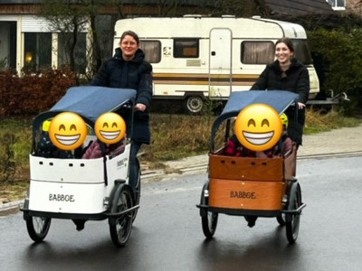 DRK Kreisverband Vechta Ausflug mit Lastenraedern Zwei Mitarbeitende fahren mit Kindern in Lastenraedern