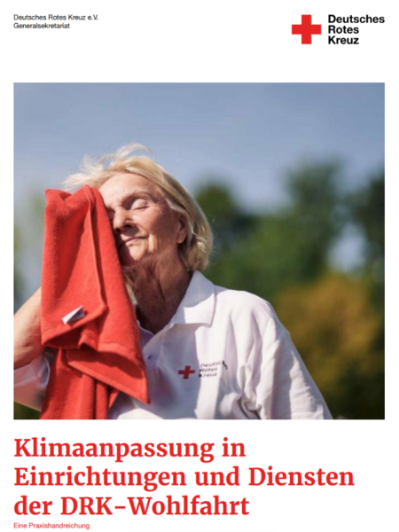 Deckblatt Praxishandreichung Deckblatt Praxishandreichung mit Foto einer Person mit hellblondem Haar hält ein rotes Handtuch vor den Kopf. Die Person trägt ein weißes Poloshirt mit rotem Kreuz-Logo und steht vor hellem Himmel. Oben rechts befindet sich das Logo des Deutschen Roten Kreuzes mit Schriftzug. Im unteren Bereich steht der Titel der Praxishandreichung in großen, roten Buchstaben.
