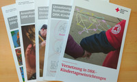 Die fünf Handreichungen für DRK-Kitas liegen auf einem Tisch