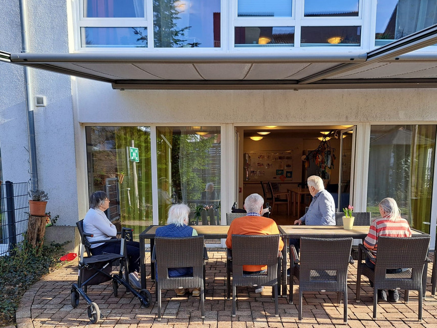 Witterungsbeständige Pergola-Markise einer Senioren-Wohngruppe des Kreisverbands Bielefeld