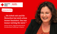 Bild einer lächelnden Frau vor rotem Hintergrund