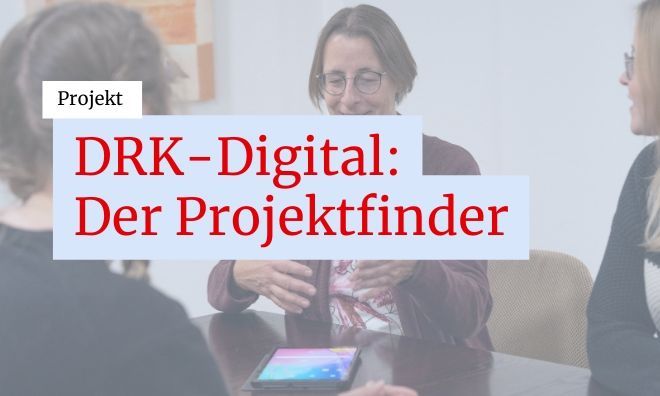 Ein Schriftzug "Projekt. DRK-Digital: Der Projektfinder" und im Hintergrund drei Frauen an einem Tisch mit einem Tablet darauf, die sich unterhalten.