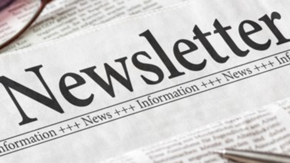Tragen Sie sich hier für den Newsletter Digitalisierung Foto einer Zeitung mit der Aufschrift Newsletter, welches einen Link zur Anmeldeseite enthält