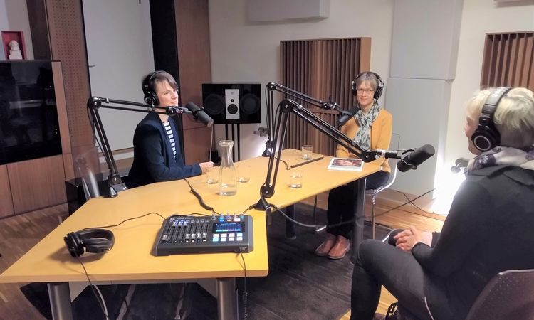 Drei Frauen sprechen einen Podcast