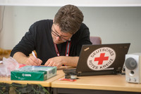 DRK Mitarbeiter mit Laptop