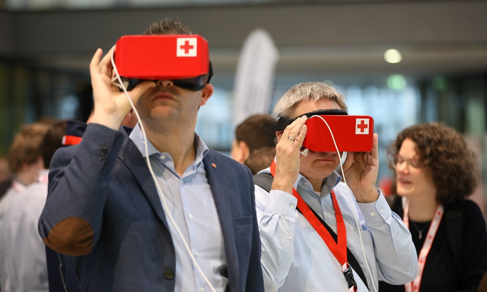 Zwei Männer schauen durch DRK VR-Brillen.