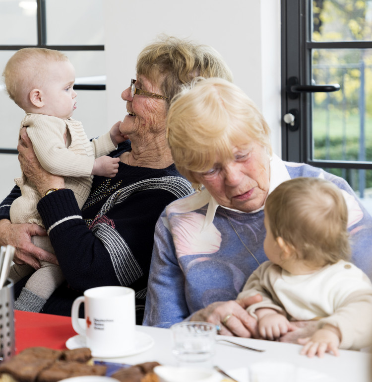 Ältere Menschen mit Babys