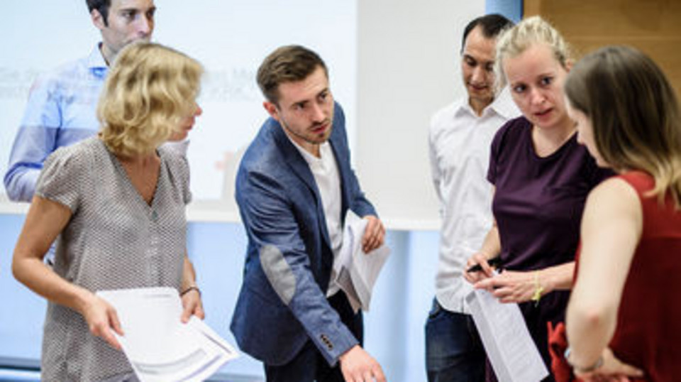 Sechs Menschen in einer Besprechung