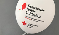 Weißer Luftballon mit rotem Luftballon-Symbol und Text 'Deutscher Roter Luftballon', darunter 'Wir brauchen dich, um Kinder betreuen zu können.' und das Logo des Deutschen Roten Kreuzes.