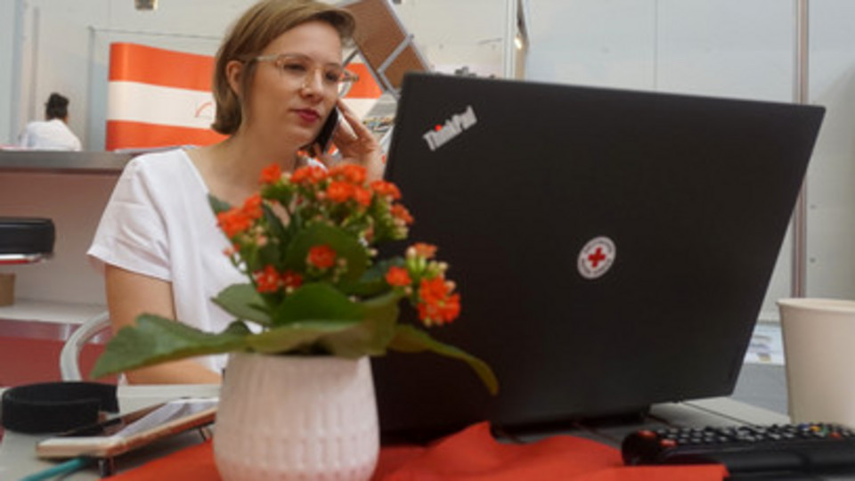 Lesen Sie unsere aktuellsten Blogbeiträge Kassandra blickt auf ihren Laptop und telefoniert mit Handy.