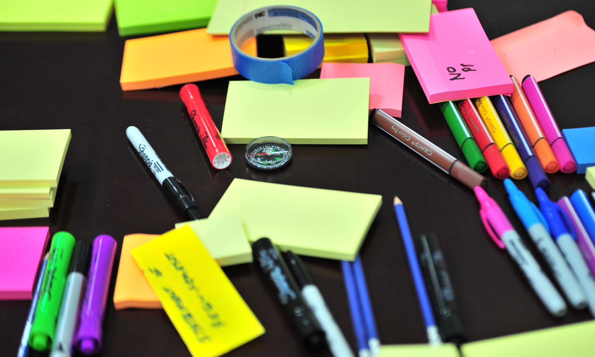 Ein Tisch voller Post-it Pakete, Filzstifte und andere Marker