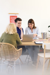 Frau am Flipchart mit DRK Logo