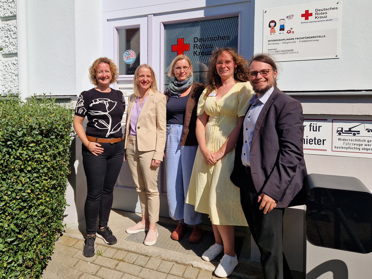 Gruppenfoto vor DRK-Frühförderstelle Rostock