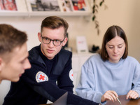 Junge Menschen interessieren sich für Quereinstieg in soziale Berufe des DRK