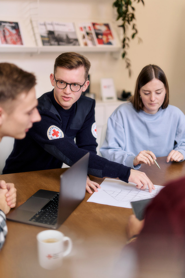 Junge Menschen interessieren sich für Quereinstieg in soziale Berufe des DRK