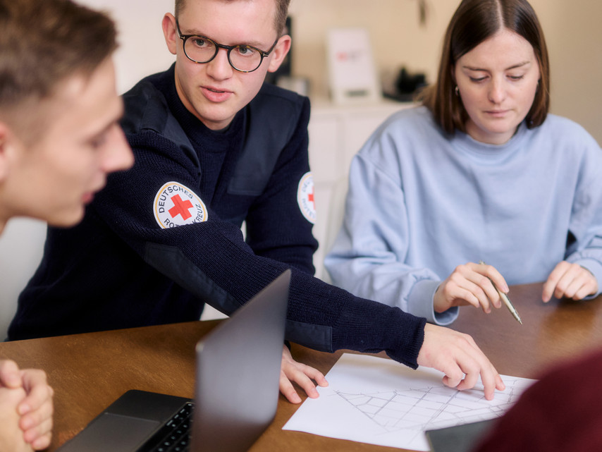 Junge Menschen interessieren sich für Quereinstieg in soziale Berufe des DRK