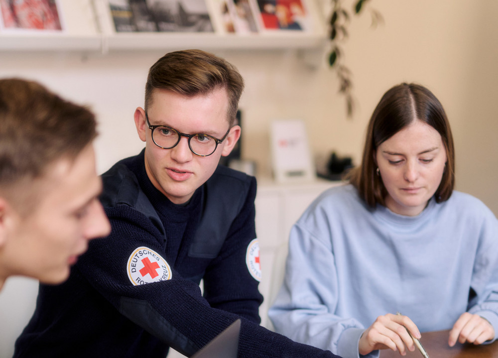 Junge Menschen interessieren sich für Quereinstieg in soziale Berufe des DRK